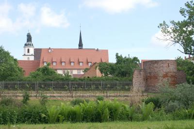 Klostergarten mit Wehrturm in Pegau